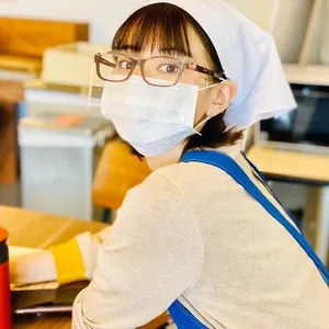 『自分の出番がない待ち時間はフェイスガードとマスクは絶対！ キャストやスタッフ含め、全員で細心の注意を払いながら撮影に臨んでいます』（舞香さん）