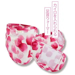 ぬくぬく足首ウォーマー ローズシャワー（マゼンタ） ￥3850／プティラドゥ 