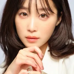 【ALL私物＆セルフメイク】あざとかわいいアイテム満載！ 休井美郷さんのメイクポーチの中身を拝見