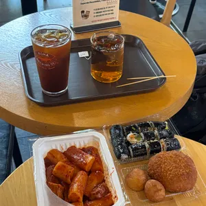 ひとリート 韓国　女子　一人旅　ご飯　スポット　弘大　望遠市場　マンウォンシジャン　食べ歩き　カフェM　座れる