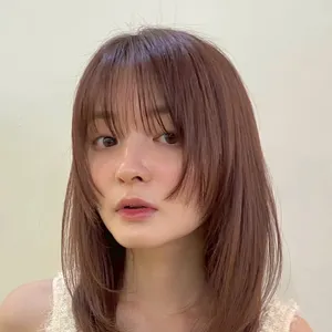 髪型　ミディアムレイヤー　ミディアムヘア　シースルーバング　正面　姫バング