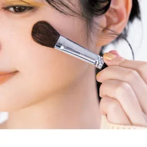 2チークは目尻下にポイントで