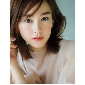 LOOK2 大人の透明感をまとった 好感度Face