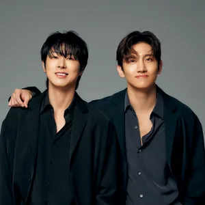 世界を魅了する東方神起にインタビュー。ユンホとチャンミンが語る年齢への向き合い方も