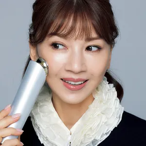 君島十和子さんがエフェクティム ブライト ビューティー リフティング アクティベーターを使用している様子