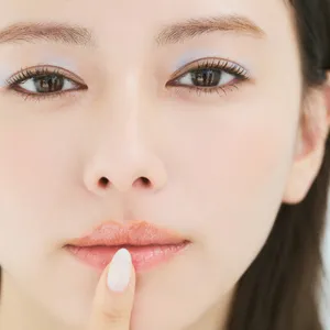 山本舞香のBeauty Script　【2024春夏トレンドメイク】FERRAGAMO編　HOWTO③