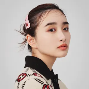 グッチのハート♡ヘアピンが横顔のアクセント！ ラフなまとめ髪も映える簡単ヘアアレンジテク【ハイブランド×春ヘア】