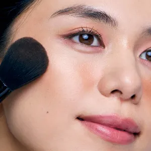 シワを取るハイライトの入れ方 ステップ1 ベージュを頬を中心に塗る