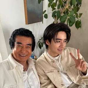 藤岡弘、　藤岡真威人　笑顔