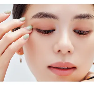 抜け感を与えながら、凹凸が生きるマットシャドウ。質感のコントラストで品良く美人顔に