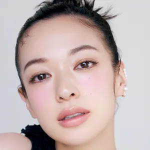 MAQUIAベストコスメ2025下半期　チーク部門　1位 ディオール　バックステージ ロージー グロウ スティック 001 森絵梨佳