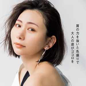 肩の力を抜いた色盛りで大人の遊びゴコロを