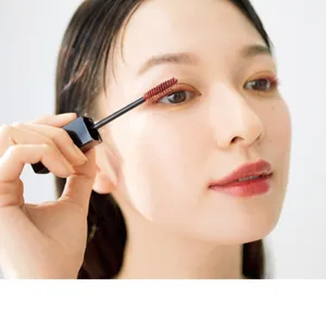 上まつ毛を赤いマスカラで染める