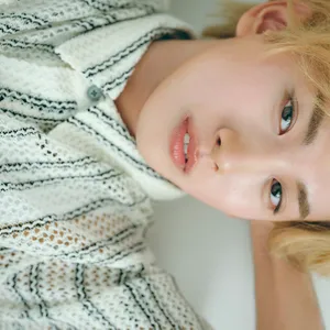 モデル 鈴木凌　寝ころびバストアップ正面