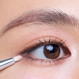 くすみをカバーするハイライトの入れ方 ステップ2 シルバーラメを目尻にもオン