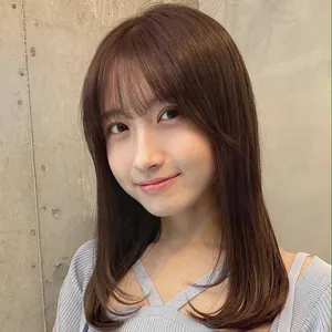 セミロング　髪型　ヘア　ヘアスタイル　大人　前髪あり