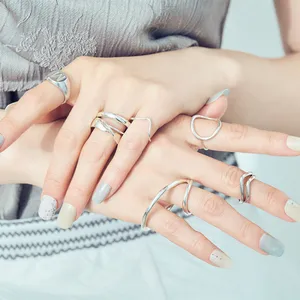 山本舞香　夏ネイル×シルバーリングのベストバランス　