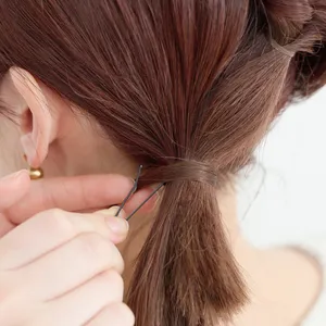 【ミディアム③カジュアルスーツ】 「くるりんぱ」でつくるサイド寄せアレンジ　STEP４