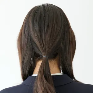 【セミロング②きちんとスーツ】毛束クロスで見違える！ こなれポニーテール　STEP２