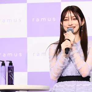 後藤真希さんプロデュース「ramus」のシャンプー＆コンディショナーの横で話す後藤真希さん