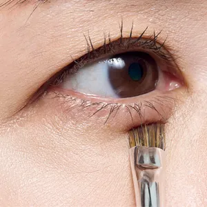 黒ぐま×たるみぐまタイプのくまカバー＆涙袋メイクのテクニック コンシーラーをのせる 目の下