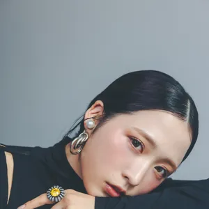 小栗有以（AKB48）表紙黒衣装