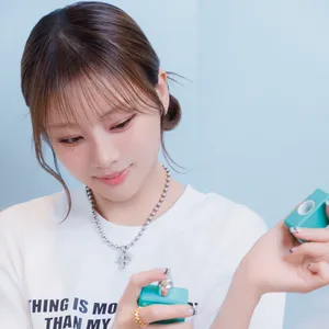 重盛さと美　美容　愛用コスメ　香水　ANGEL CLUB BLUE