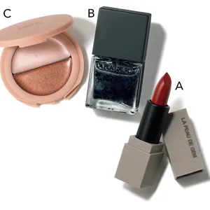 A LA PEAU DE GEM BALANCE LIP 03 ￥1430、B 同 nail polish 01 ￥1540、C 同 gemini glow highlight ￥1738