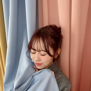 声優伊達さゆり カーテン 目閉じて微笑み