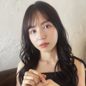 ロングヘア　大人　ヘアスタイル　暗髪　前髪あり　レイヤー