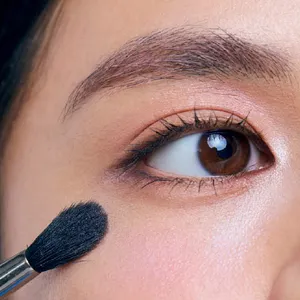 くすみをカバーするハイライトの入れ方 ステップ4 ブルーラメを頬骨とアゴ先に