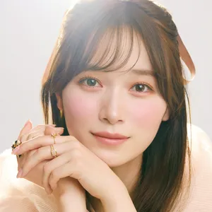 守屋麗奈さん、盛れ肌ベース&眉メイクを全見せ！ 発光ツヤ肌とピンク眉がカギ