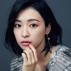 小粒目　アイメイク　ハン・ソヒ