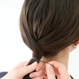 【セミロング②きちんとスーツ】毛束クロスで見違える！ こなれポニーテール　STEP５