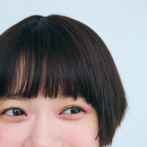 杉咲 花さん、朝晩のシートマスクで褒められ肌に。初買いコスメは憧れの赤ネイル