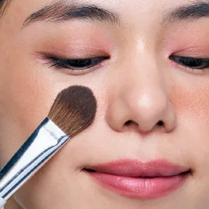 シワを取るハイライトの入れ方 ステップ2 ブラウンを頬の内側に重ねる