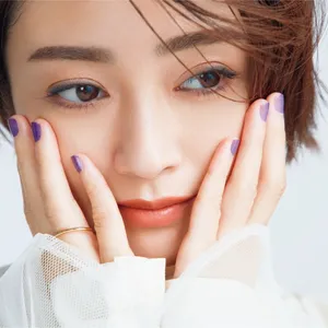 頬を手で包み込む安達祐実さん