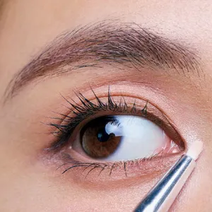 くすみをカバーするハイライトの入れ方 ステップ1 シルバーラメを目頭にのせる