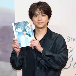 登場後、緊張した面持ちで静止画、動画撮影に応じるtimelesz 佐藤勝利さん。写真集を持ってニッコリ。