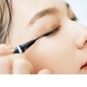 澄んだブルーのラインを走らせる