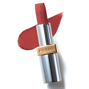 小嶋陽菜が2025年秋新色から選んだ落ちにくいリップ プラダ ビューティ モノクローム ウェイトレス リップカラー （マット レザー）