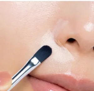 黄みの強いコンシーラーで自然にカバー