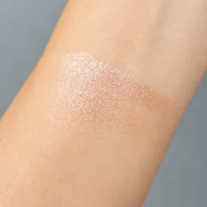 MAQUIAベストコスメ2025下半期 イエベ秋 ライトリフレクティング ルミナイジングパウダー 03960のスウォッチ