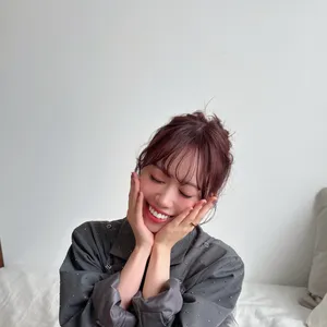 声優伊達さゆり ベッド 目を閉じて微笑み