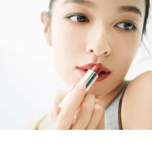 唇の山のラインをシャープに描く