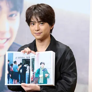 写真集のお気に入りのページを問われて何気ない瞬間の表情を挙げる、timelesz 佐藤勝利さん。