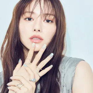 山本舞香さんが推す！ シルバーリングの重ねづけ×くすみカラーネイルで大人っぽい雰囲気に