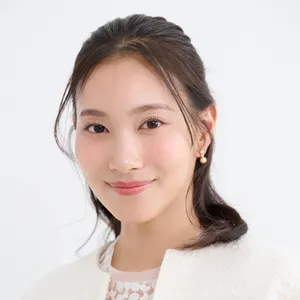 【セミロング③カジュアルスーツ】ゴム隠しの毛束がワンポイントに！ ナチュラルハーフアップ