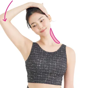 寒さで固まりがちな首・肩・背中をストレッチで改善。1分あればどこでもできる！