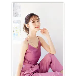 座りポーズの柏木由紀さん